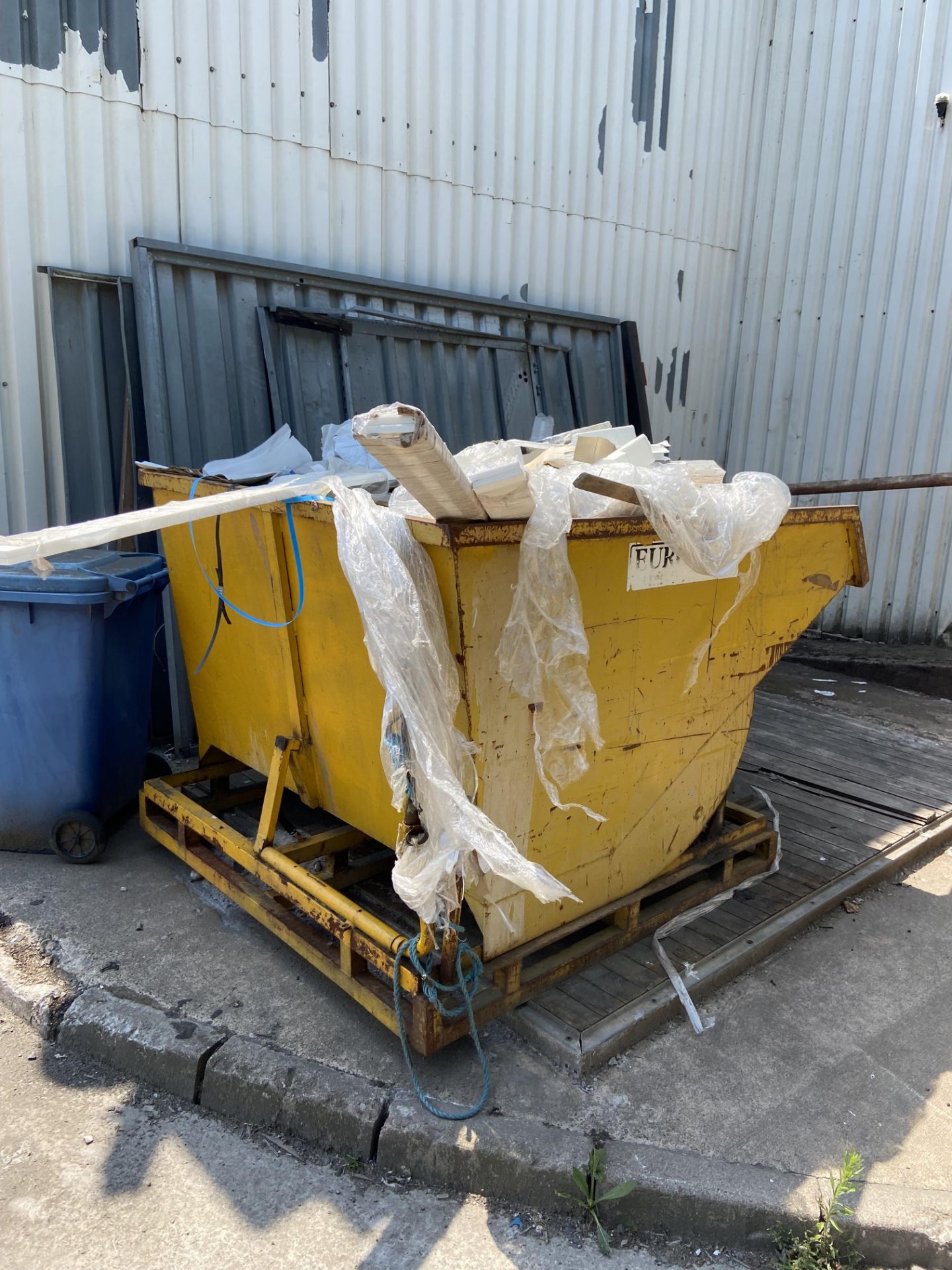 Mobile tipping skip with 4-way entry, 155cm wide, 187cm deep and 142cm tall