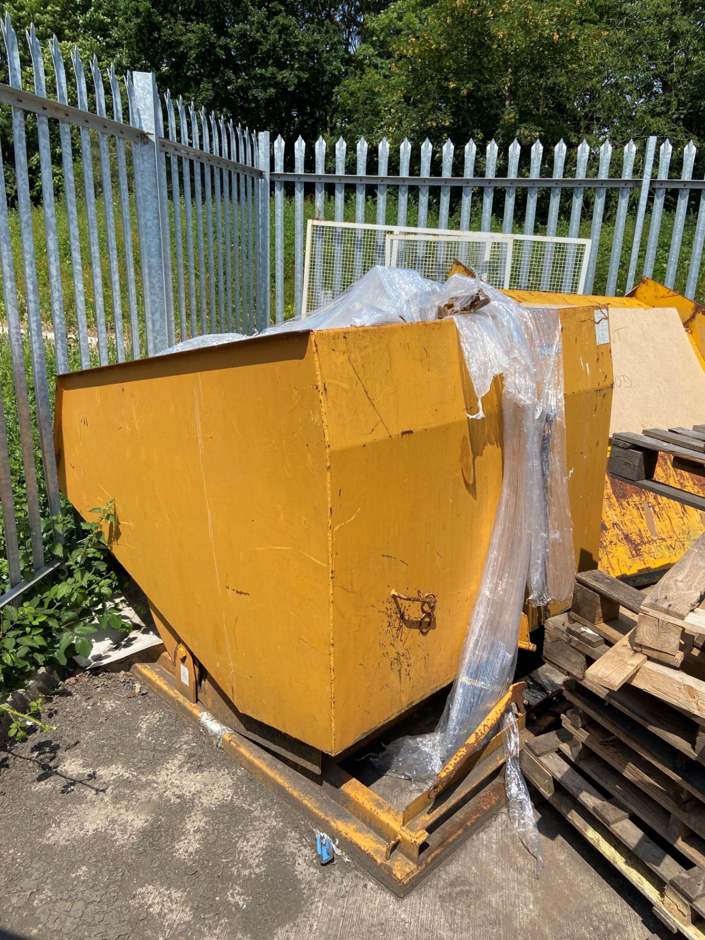Mobile tipping skip with 4-way entry, 159cm wide, 160cm deep and 150cm tall
