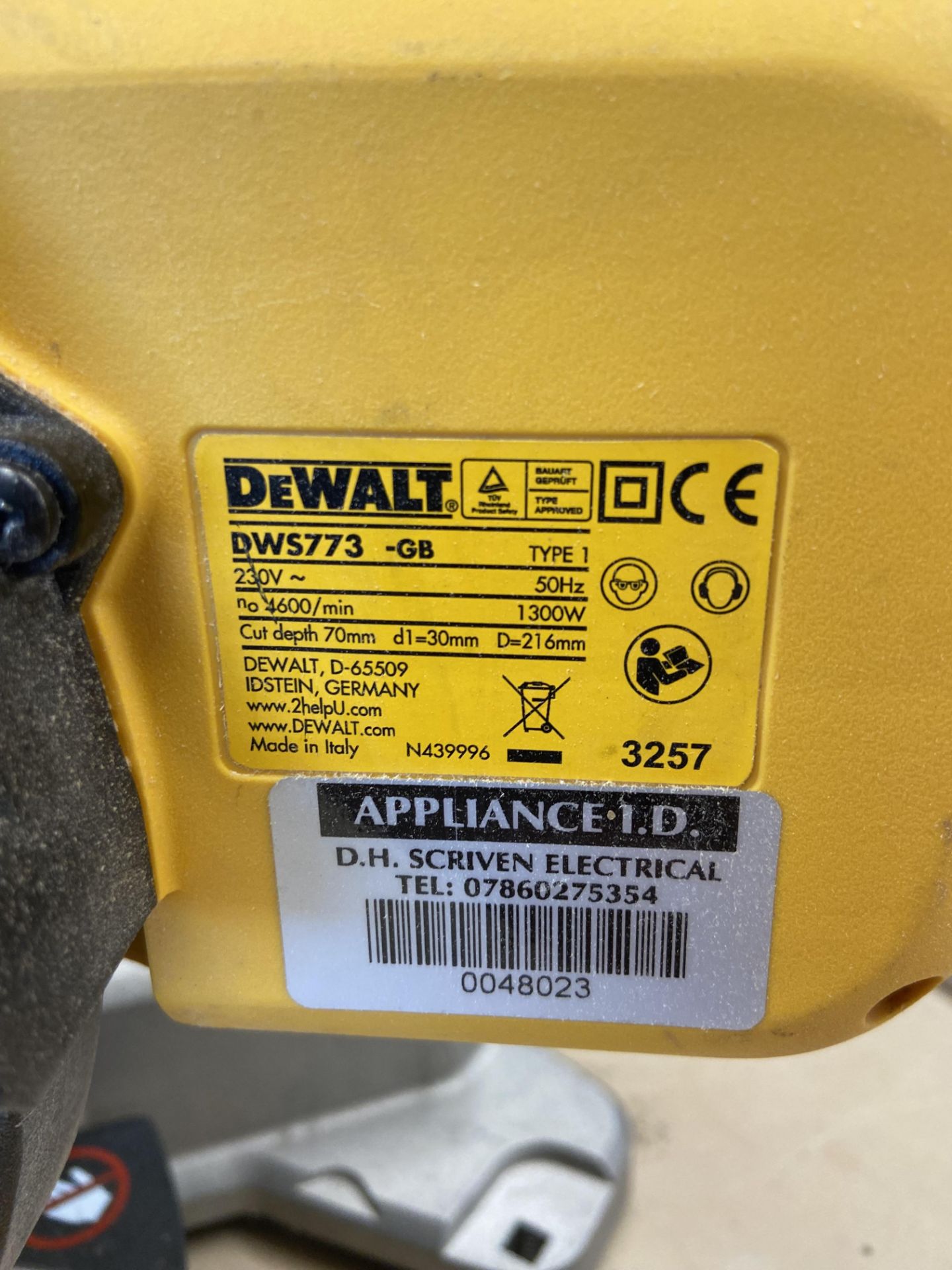 DeWalt DWS773, electric single-bevel sliding compound mitre saw - Image 3 of 3