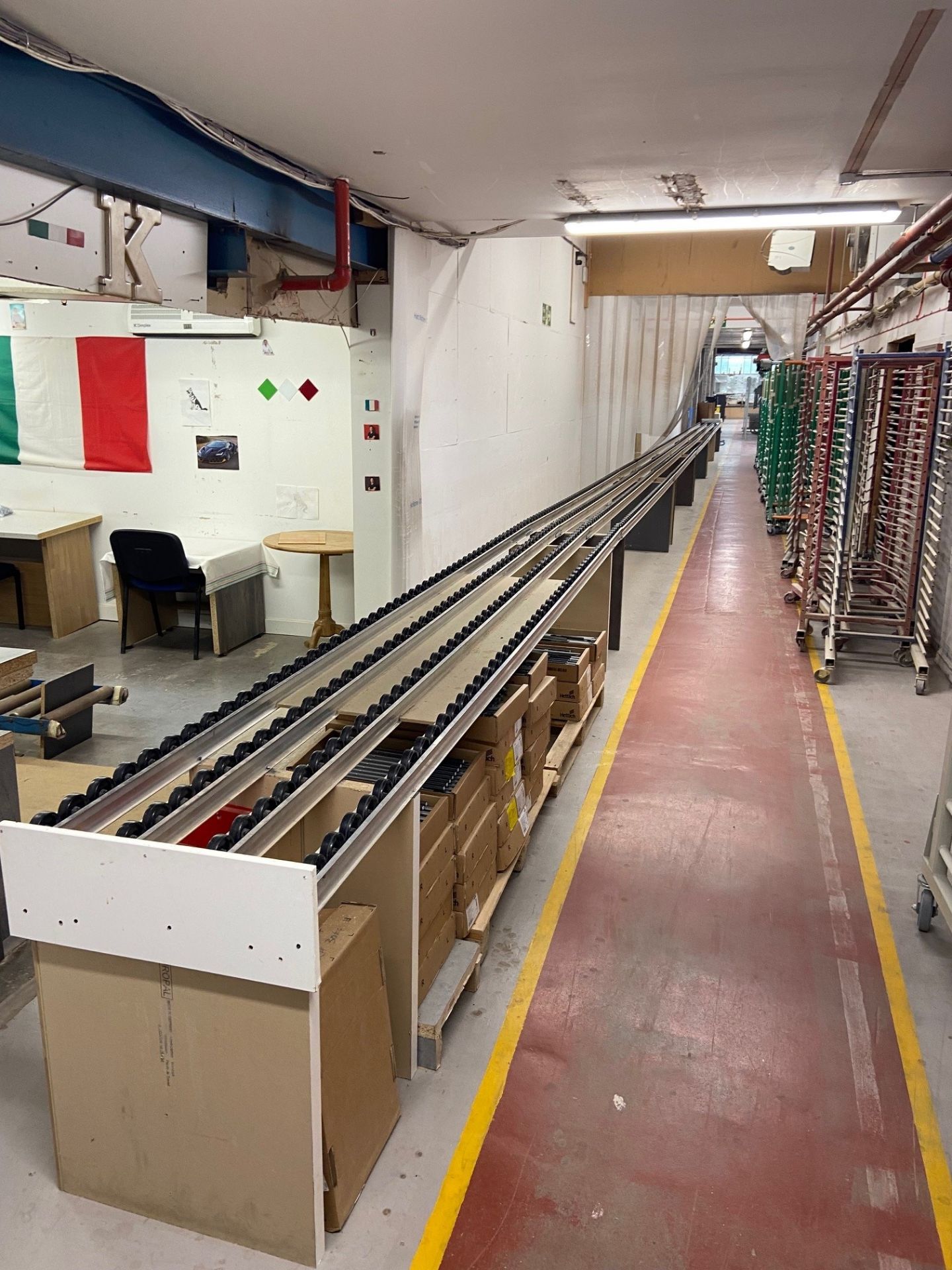 Gravity conveyoring plastic wheeled with aluminium rails, 31 sections 50mm wide, 4350mm long (To