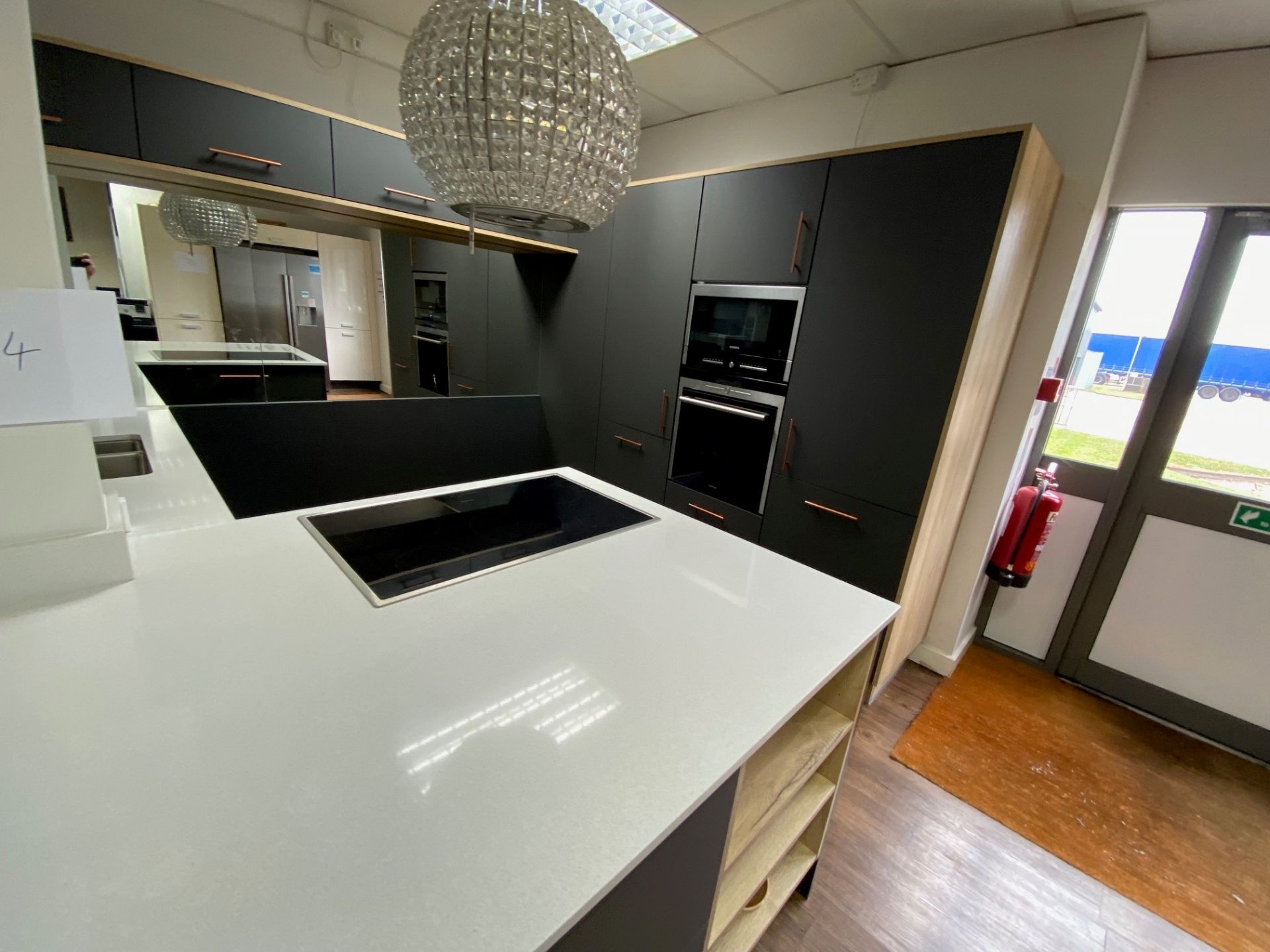 Showroom Hatt kitchen comprising: Door – Dark Grey Matt Carcase – Halifax Oak woodgrain, Units – - Image 2 of 5