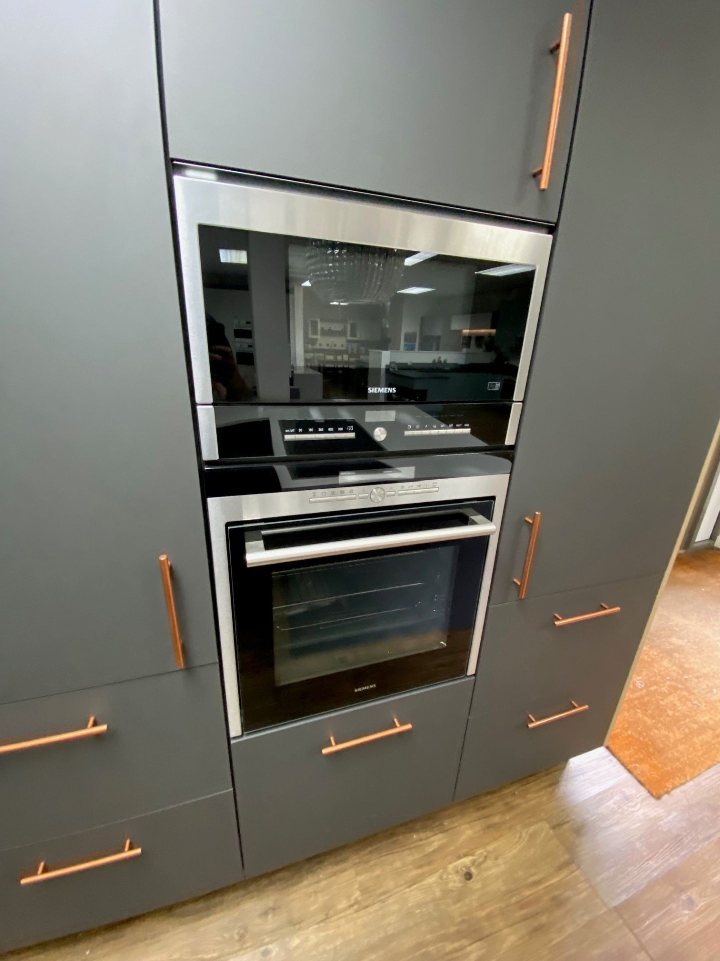 Showroom Hatt kitchen comprising: Door – Dark Grey Matt Carcase – Halifax Oak woodgrain, Units – - Image 4 of 5