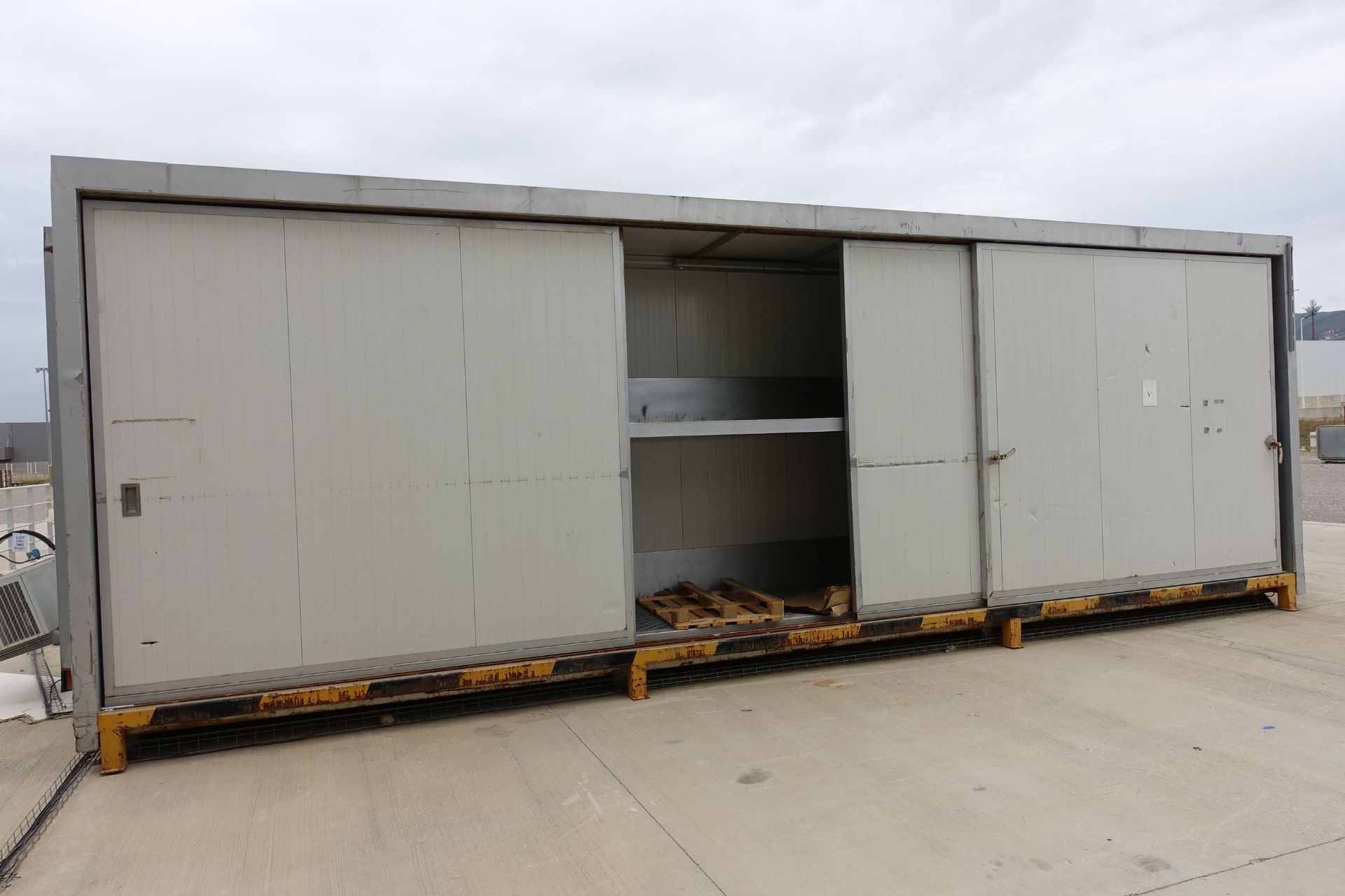 Intracon Chilled Container, 9m Long x 1.5m Deep x 3m High (aproximaely) with MDH-MF-10243 Chiller, - Image 2 of 10