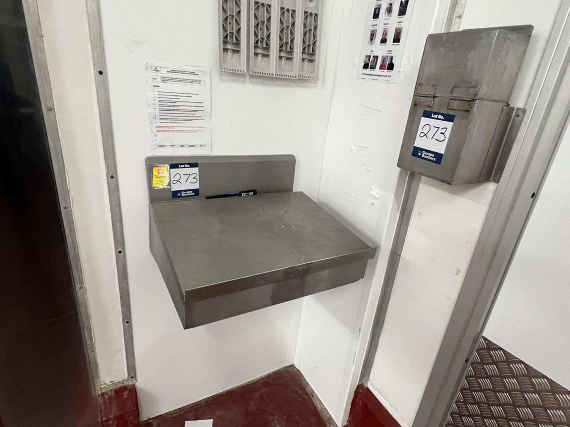 Stainless steel operator feed table with stainless steel single door cabinet, 4-slot knife box and - Image 2 of 2