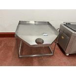 Stainless steel feed table with circulator outlet