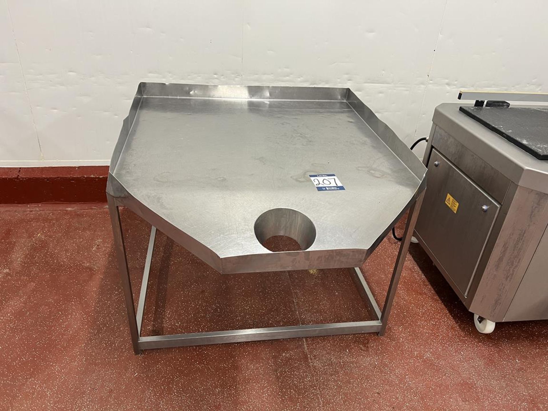 Stainless steel feed table with circulator outlet