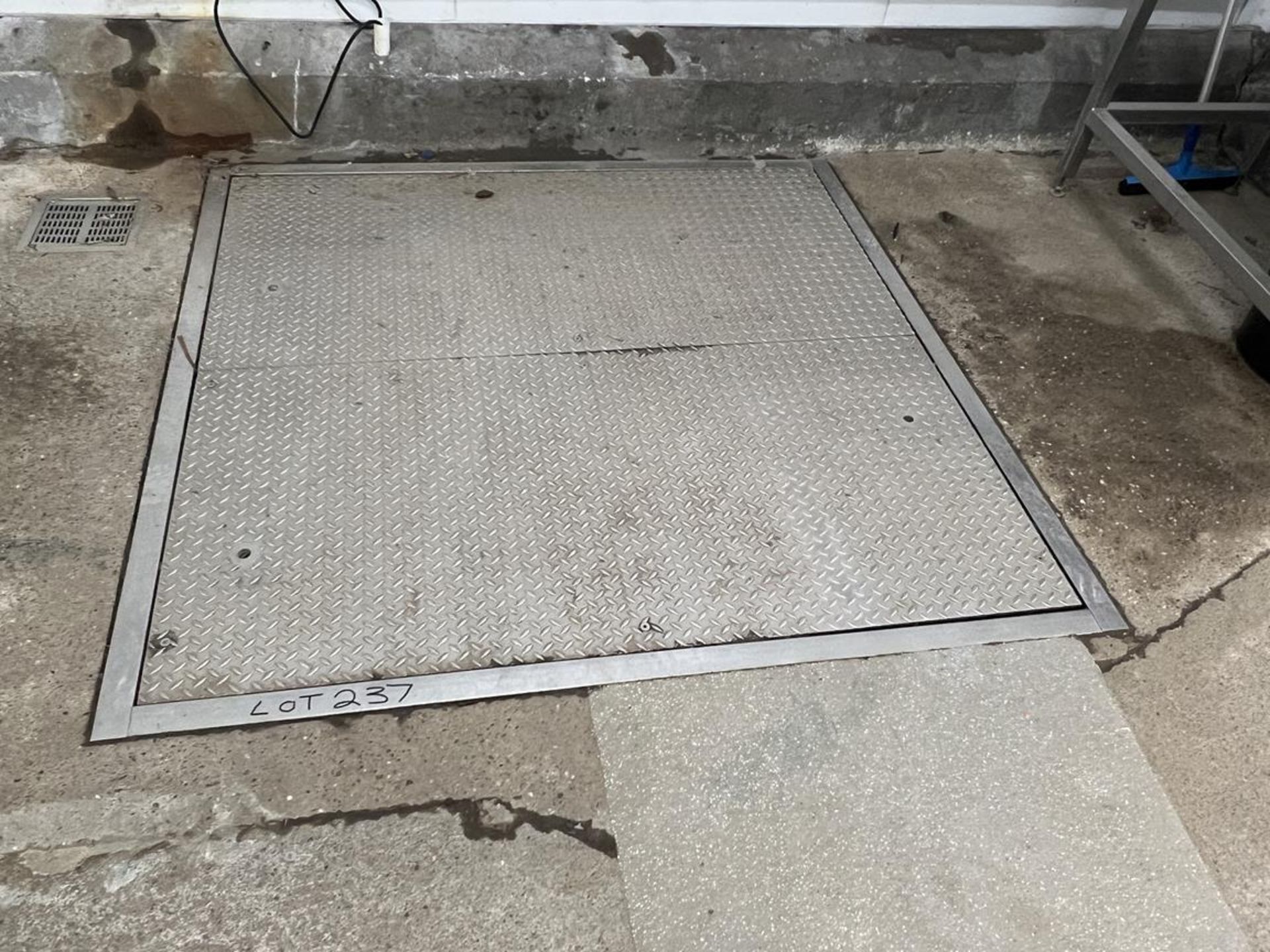 Digital floor scale, 1500 x 1500mm and Excel, PWH3 readout