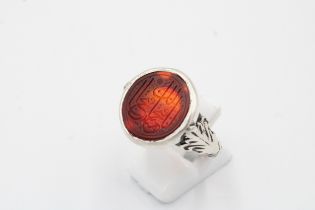 An Islamic Timurid-style Ring with Agate and Islamic Calligraphy Size: T 1/2