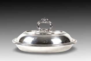 A Walker & Hall Chester Silver Entrée Dish marked in 1907 Weight: 1223g Length: Approximately 28cm