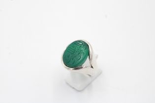 An Islamic Silver Ring with Green Agate and Islamic Calligraphy Ring Size: V