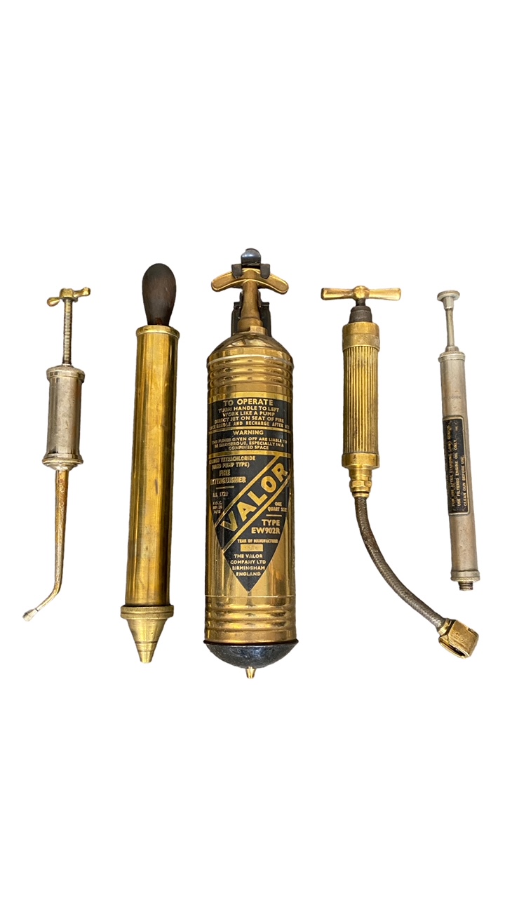 Trio of oil guns and a pair of car fire extinguishers, hand-operated (untested), generally excellent - Image 4 of 4