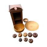 Range of wooden apples (8) with wooden dishes (3) with diameters of 12cm, 19cm and 27cm and a
