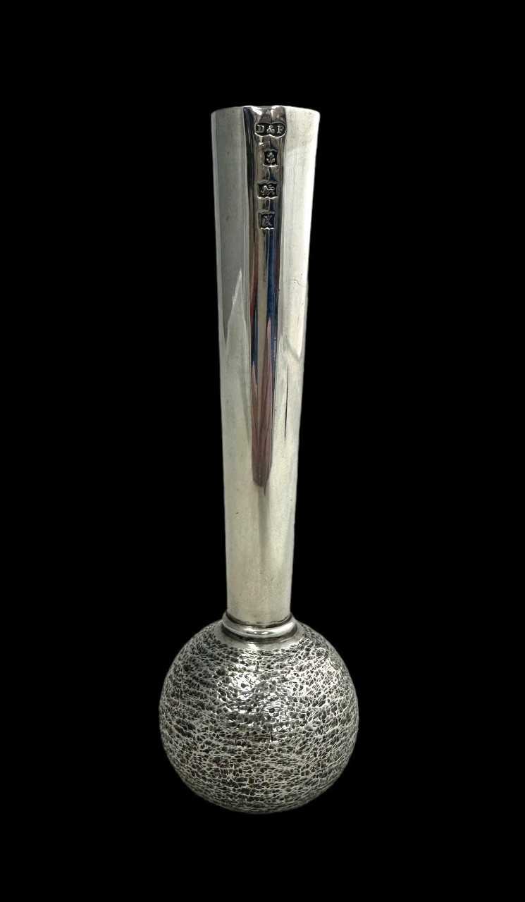 A Deakin & Francis silver bud vase with 1972 Hallmarks for Birmingham. 13.7cm approx high, 142g,