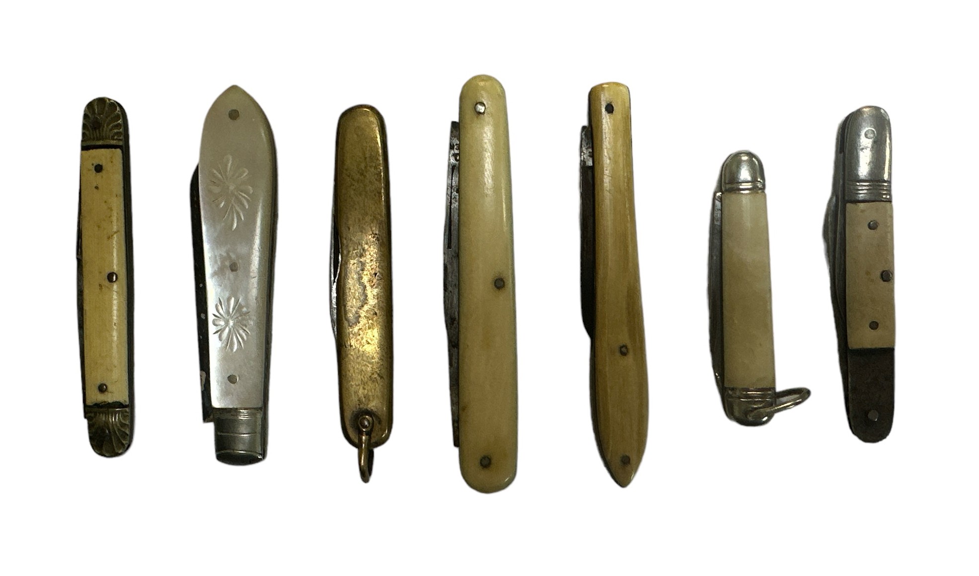 A selection pocket knives or fruit knives (7), one mother of pearl with silver blade, one brass with - Image 2 of 4