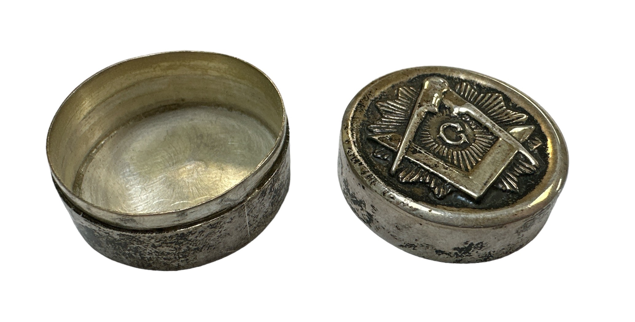 A small silver Masonic pill box with the Masonic emblem on the front. Marked 925 to base. - Image 3 of 3