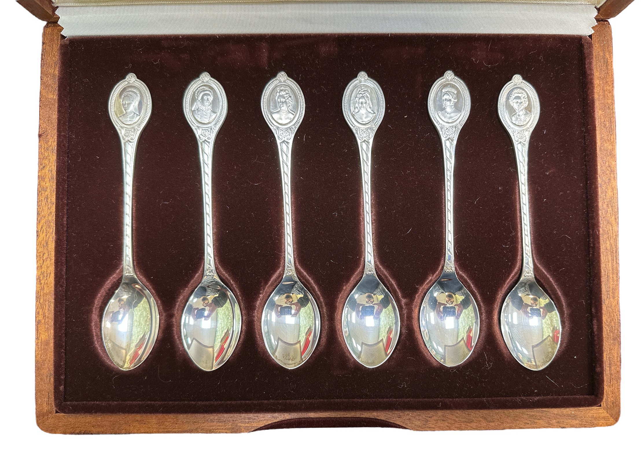 The Sovereign Queens Spoon Collection, members edition containing six silver spoons, with - Image 3 of 5