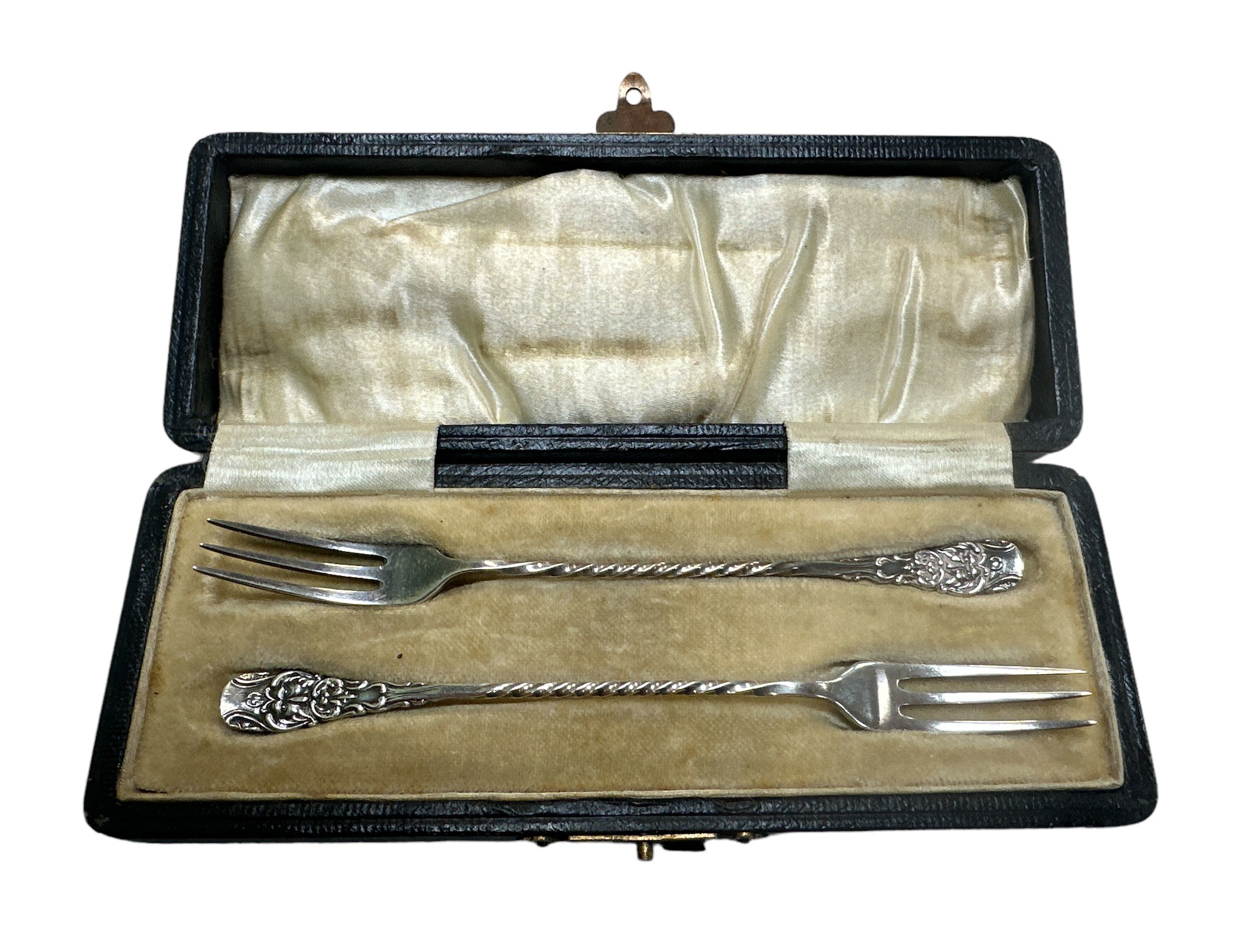 Levi & Salaman cased pair of silver pickle forks, Birmingham 1911, combined weight approx. 14.8g