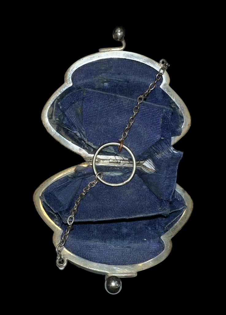 A hallmarked silver coin purse, with interlocking ball ended clip, and ring pull carry handle. - Image 3 of 3