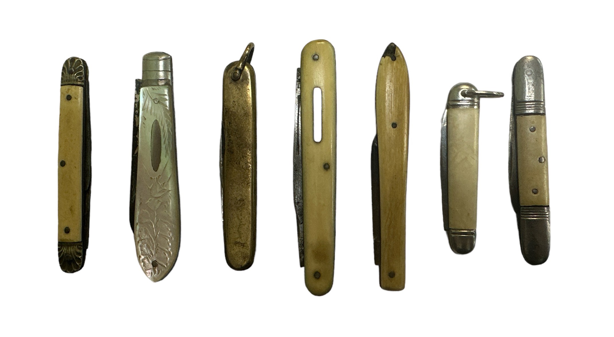 A selection pocket knives or fruit knives (7), one mother of pearl with silver blade, one brass with