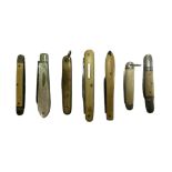 A selection pocket knives or fruit knives (7), one mother of pearl with silver blade, one brass with