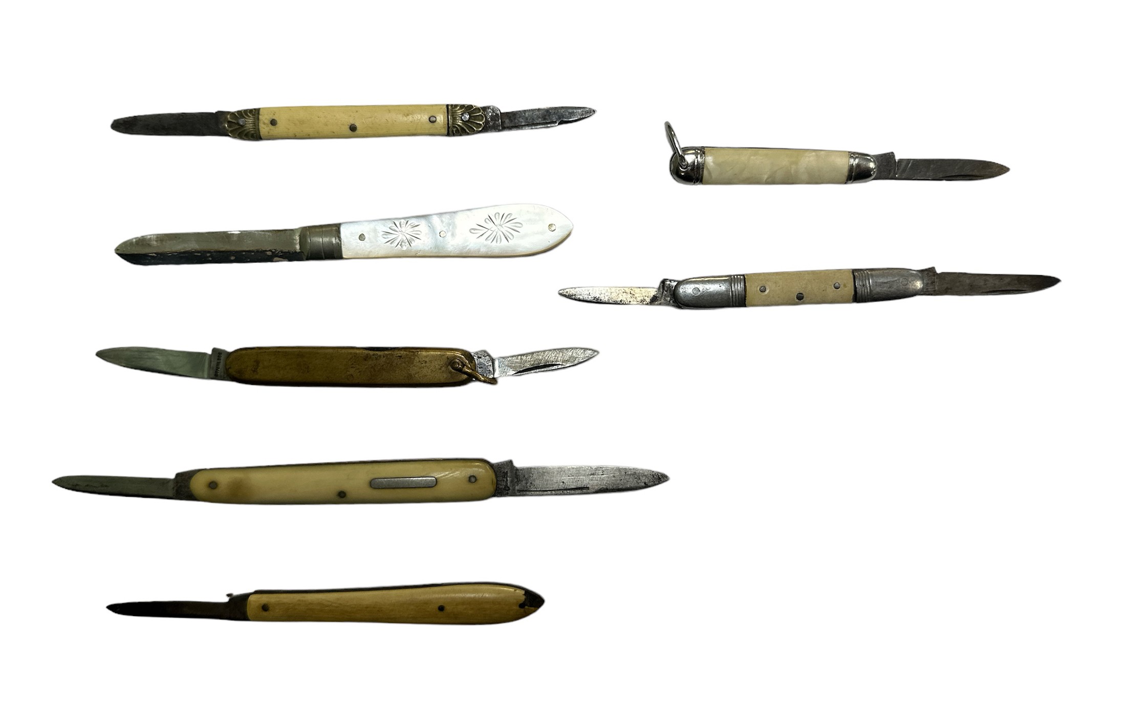 A selection pocket knives or fruit knives (7), one mother of pearl with silver blade, one brass with - Image 3 of 4