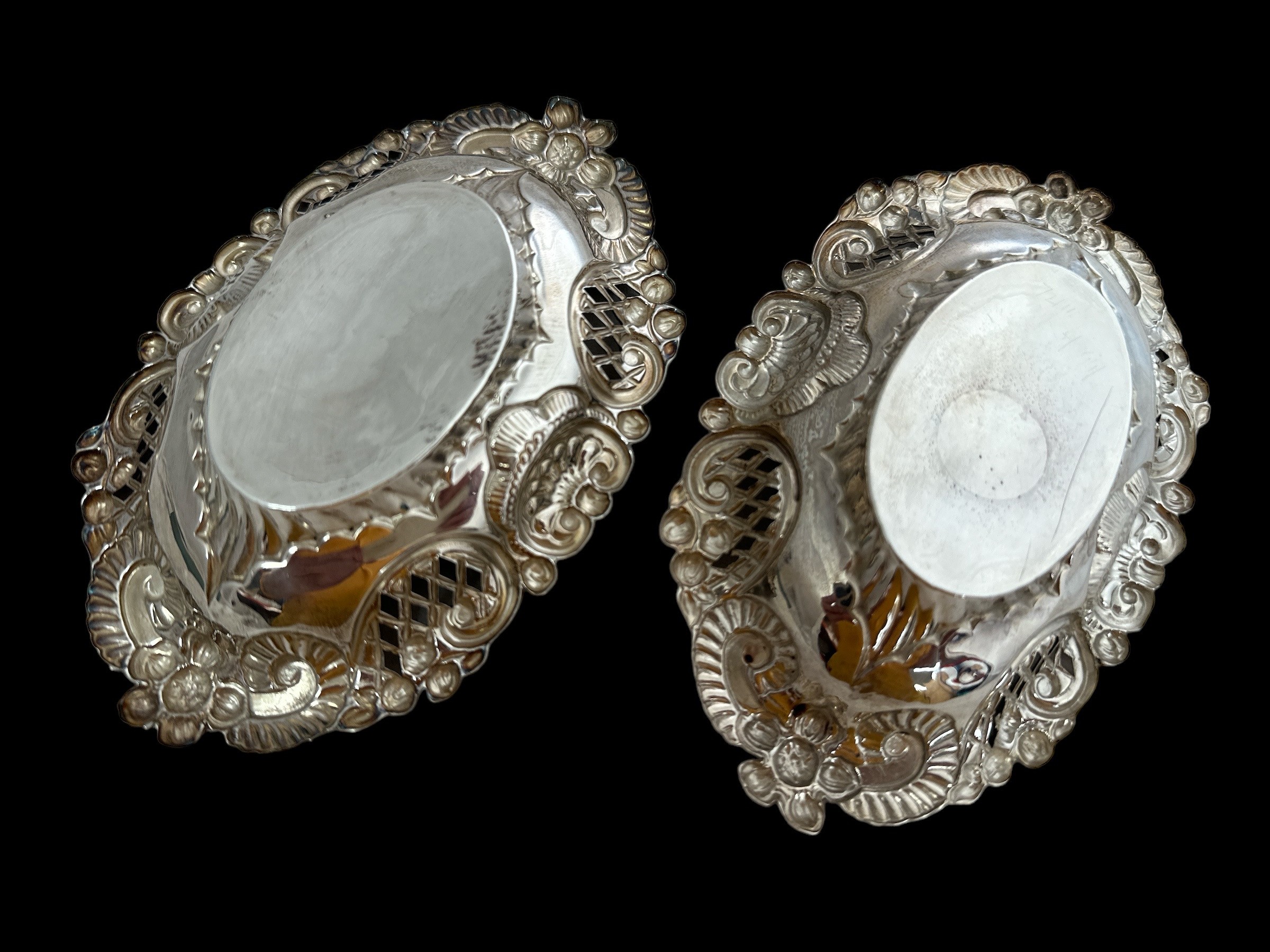 Two bon bon dishes with a filigree design, by Nathan and Hayes, 1898 Chester hallmarks. Weight 67g. - Image 3 of 4