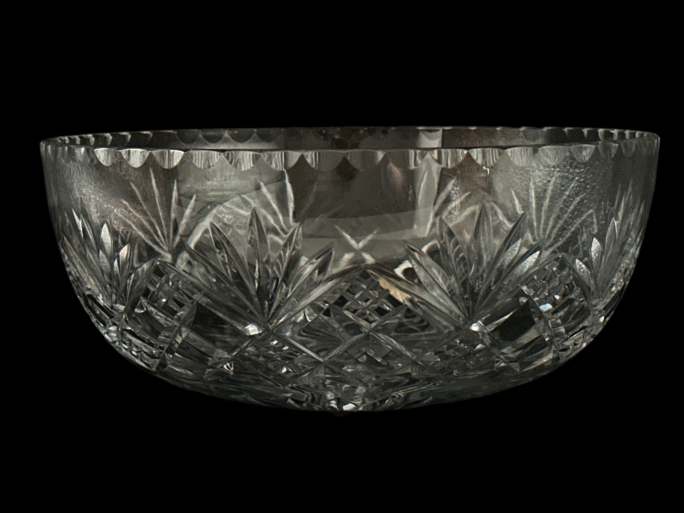 A large hand-crafted Tudor Crystal fruit bowl. In box. In good condition. - Image 3 of 3