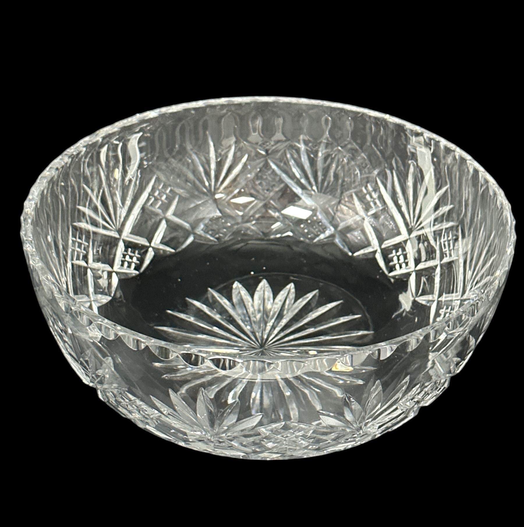 A large hand-crafted Tudor Crystal fruit bowl. In box. In good condition. - Image 2 of 3