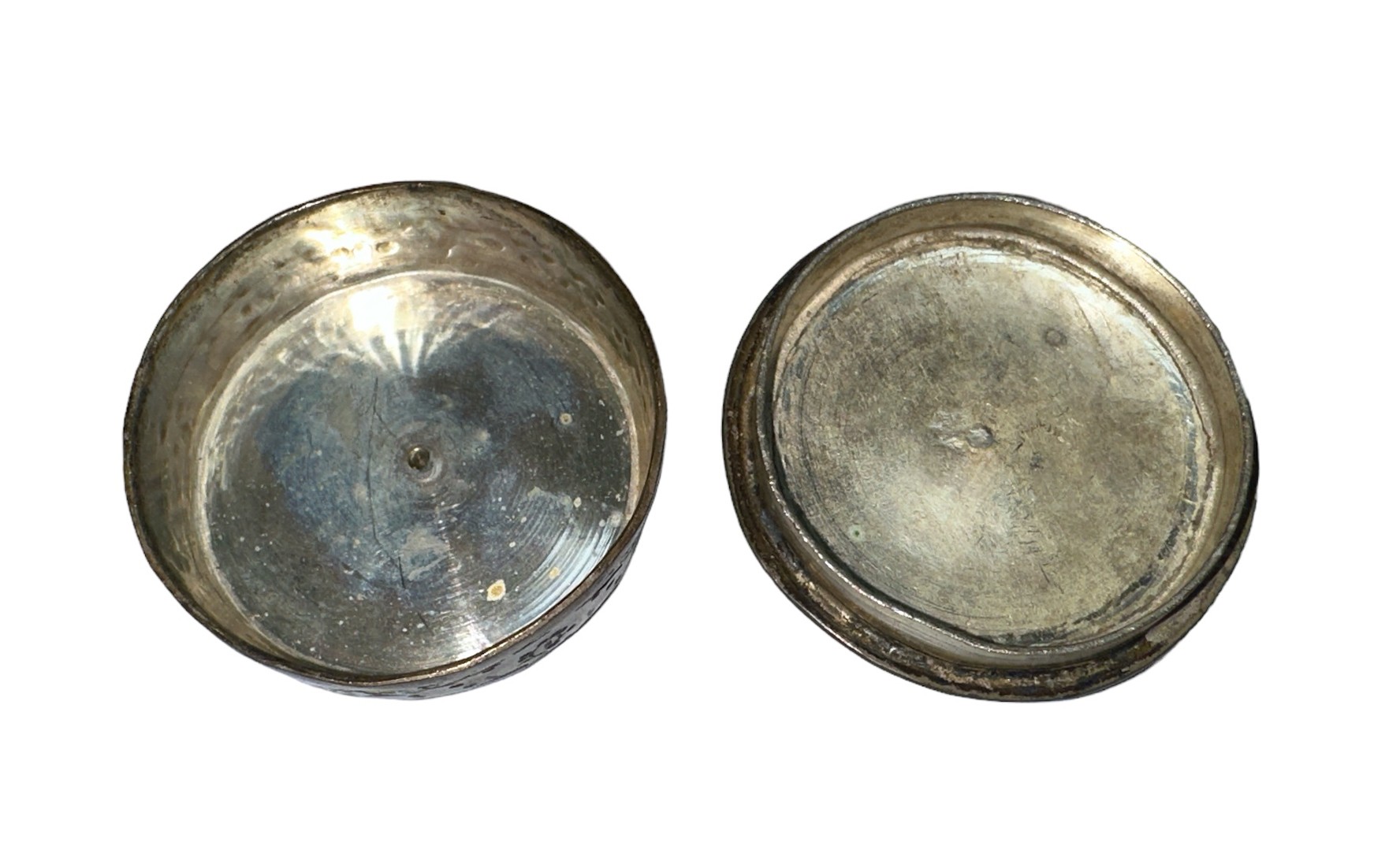 19th Century Persian round pill box, the lid inset with a mother-of-pearl panel decorated with - Image 4 of 4