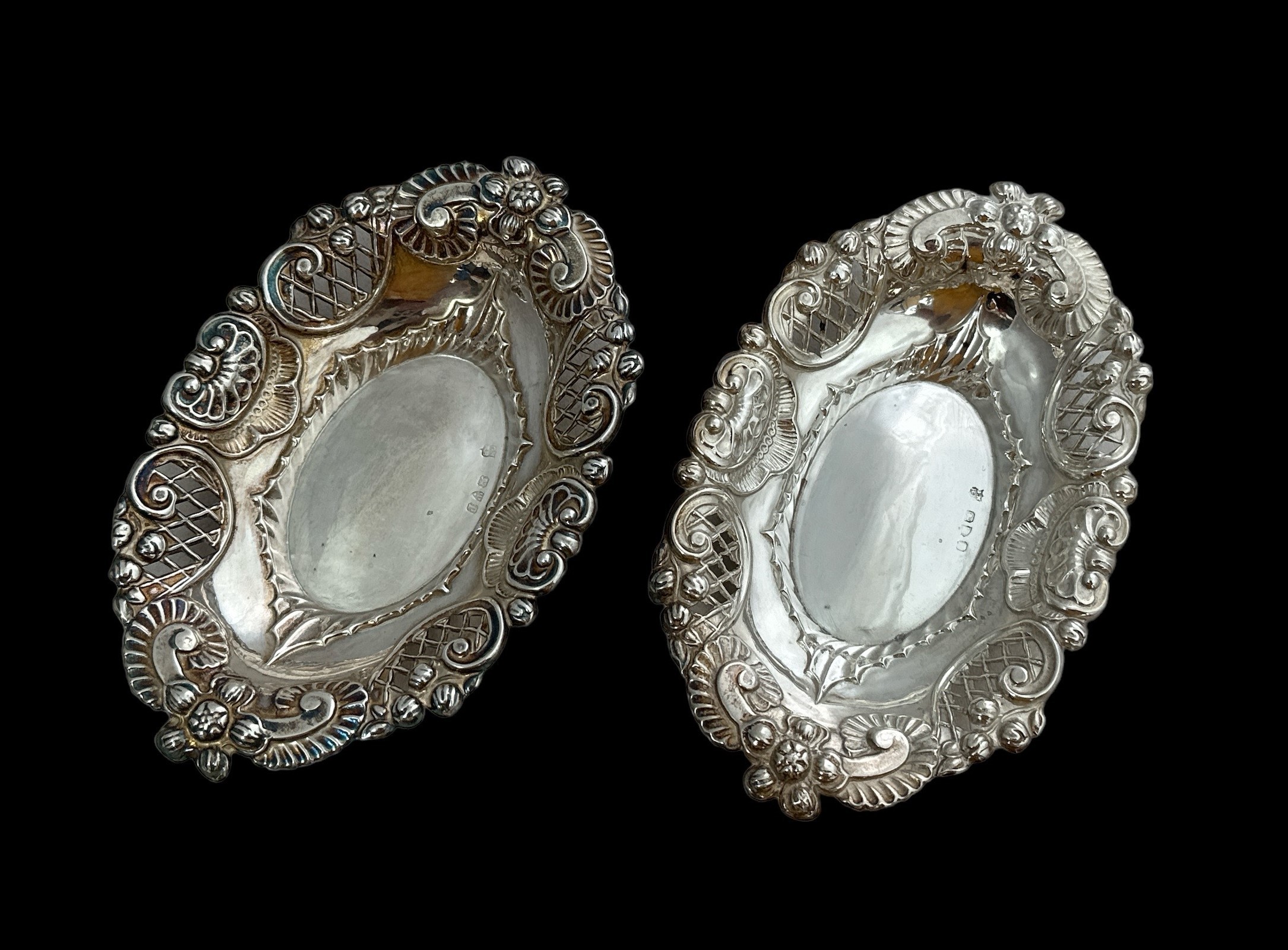 Two bon bon dishes with a filigree design, by Nathan and Hayes, 1898 Chester hallmarks. Weight 67g. - Image 2 of 4