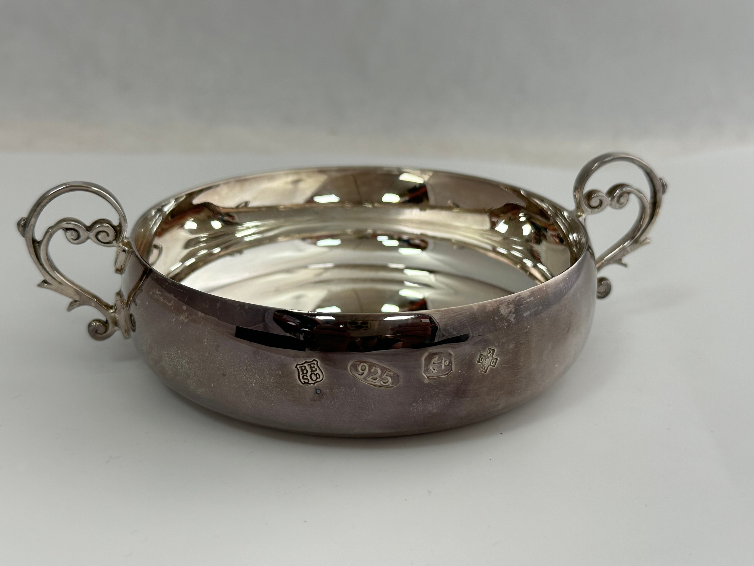 A boxed Barker Ellis bowl with twin scroll handles. Approx 11cm diameter, weight - Image 2 of 3