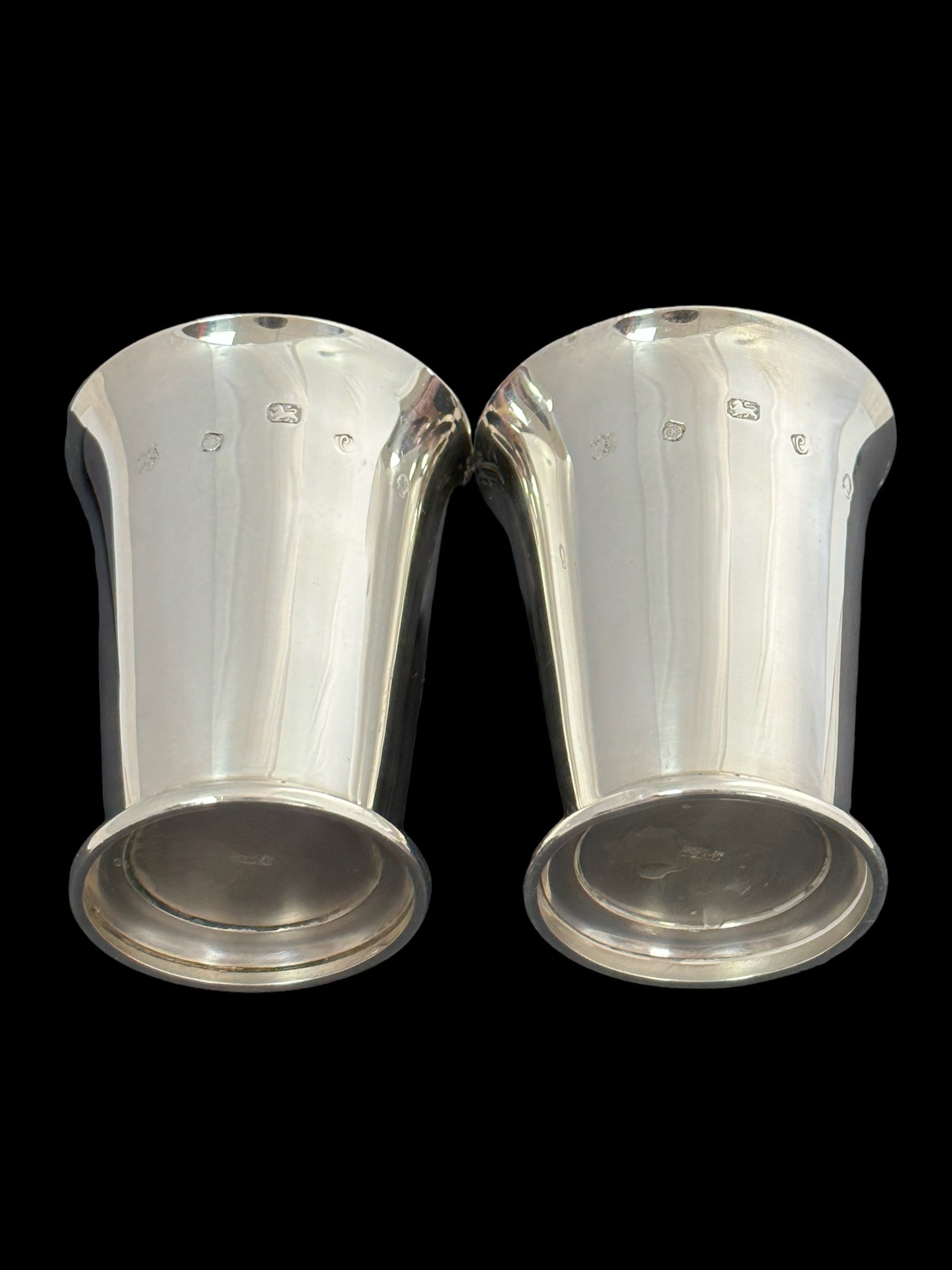 A silver pair of cups by Barker Ellis. 8cm in height. Fully hallmarked. Weight 151g in total. - Image 2 of 2