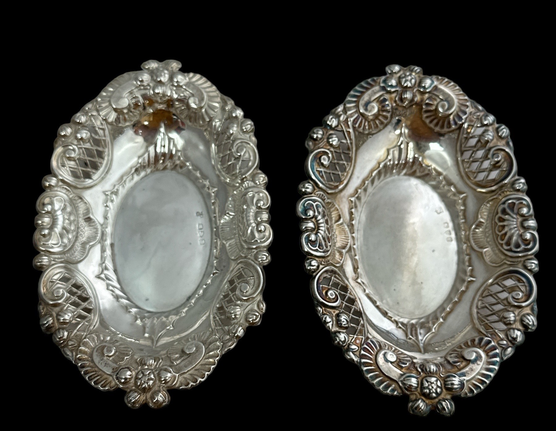 Two bon bon dishes with a filigree design, by Nathan and Hayes, 1898 Chester hallmarks. Weight 67g. - Image 4 of 4