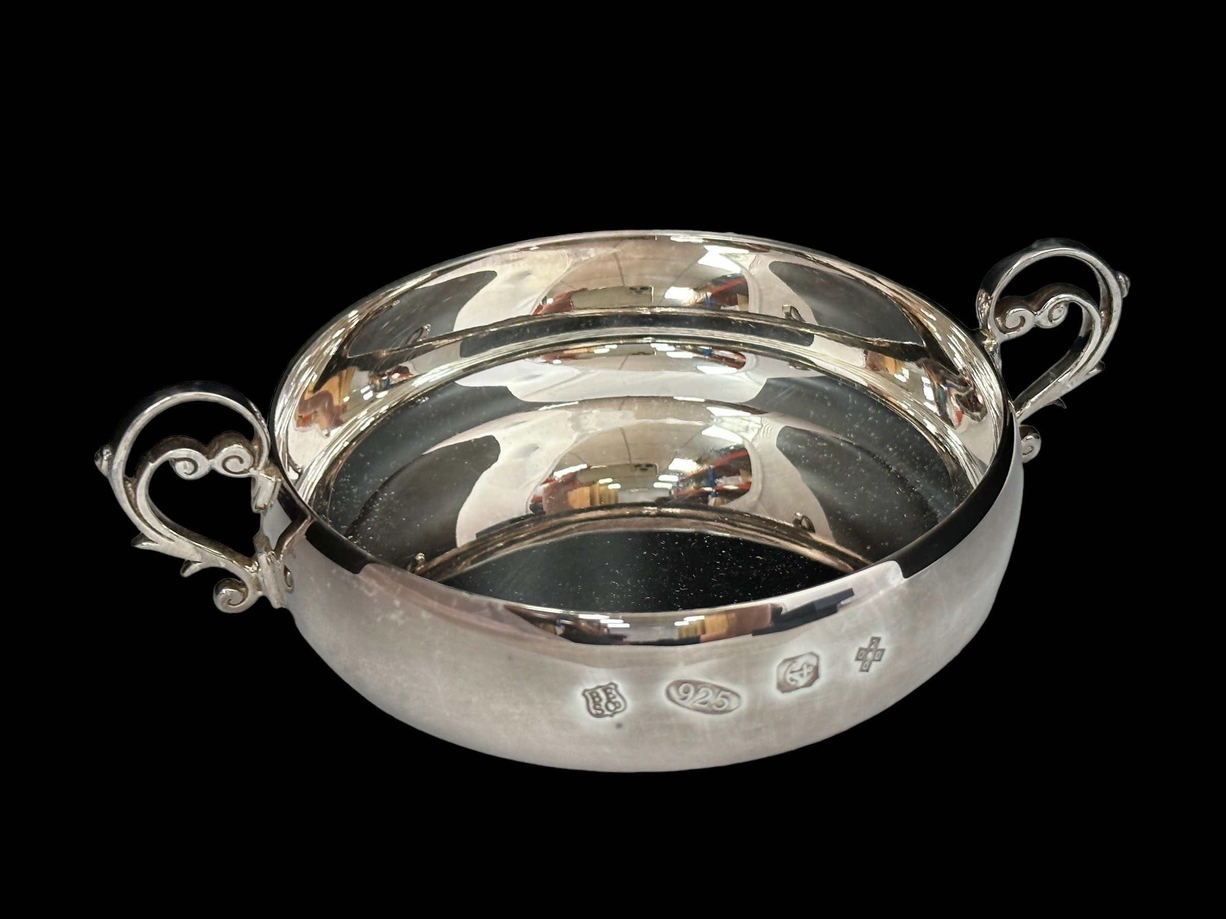 A boxed Barker Ellis bowl with twin scroll handles. Approx 11cm diameter, weight