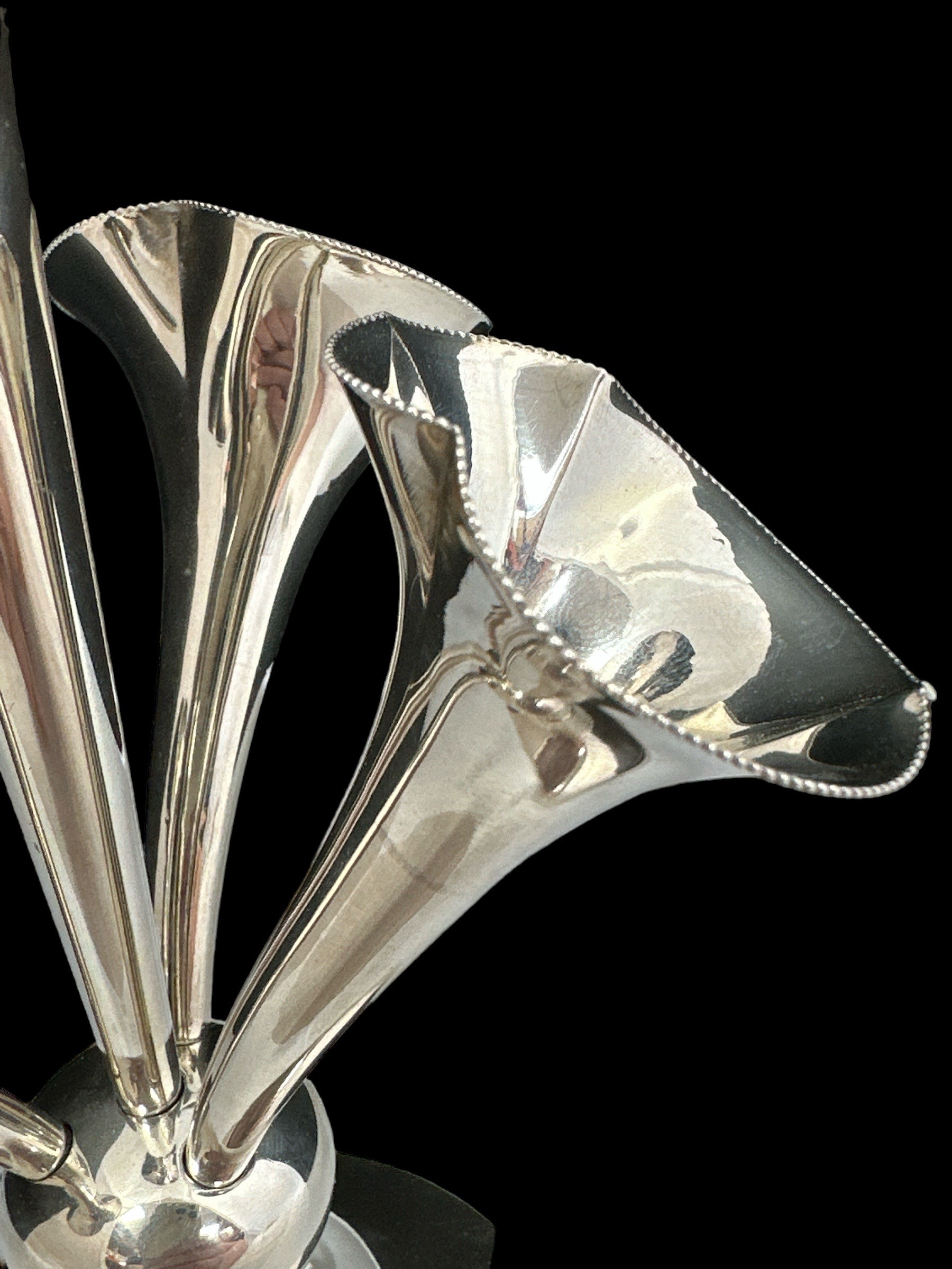 A sterling silver epergne by Jones and Crompton, with plain circular base, one large and 3 smaller - Image 3 of 5