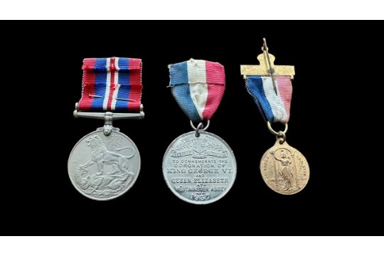 Small selection of Medals & Badges to include; 1939-45 Medal, Silver ARP badge (x2), Silver AFS - Image 3 of 4