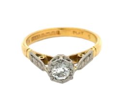 A hallmarked 18ct yellow gold and platinum diamond illusion ring, weight 2.69g. Size J. Diamond