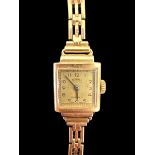 A Roamer 9ct gold ladies watch with hallmarked 9ct gold bracelet plus 2 additional links. 17 jewels,
