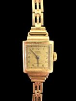 A Roamer 9ct gold ladies watch with hallmarked 9ct gold bracelet plus 2 additional links. 17 jewels,