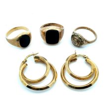 A range of jewellery items either hallmarked 9ct or stamped 375. Includes two black stone signet