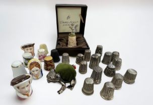 A collection of thimbles - 9 thimbles either hallmarked or stamped 925 as well as 7 white metal