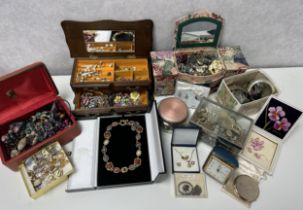 Several jewellery boxes containing costume jewellery etc. Please note we cannot post this lot in