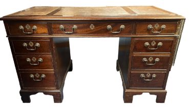 Early 20th Century Georgian style pedestal desk. H73cm, W123cm, D60cm.