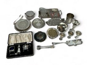 A range of silver plate items. Includes two Arthur price posy bowls, a cased set of salts, toast
