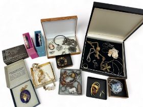 A range of silver and costume jewellery items Please see the buyer's terms and conditions for