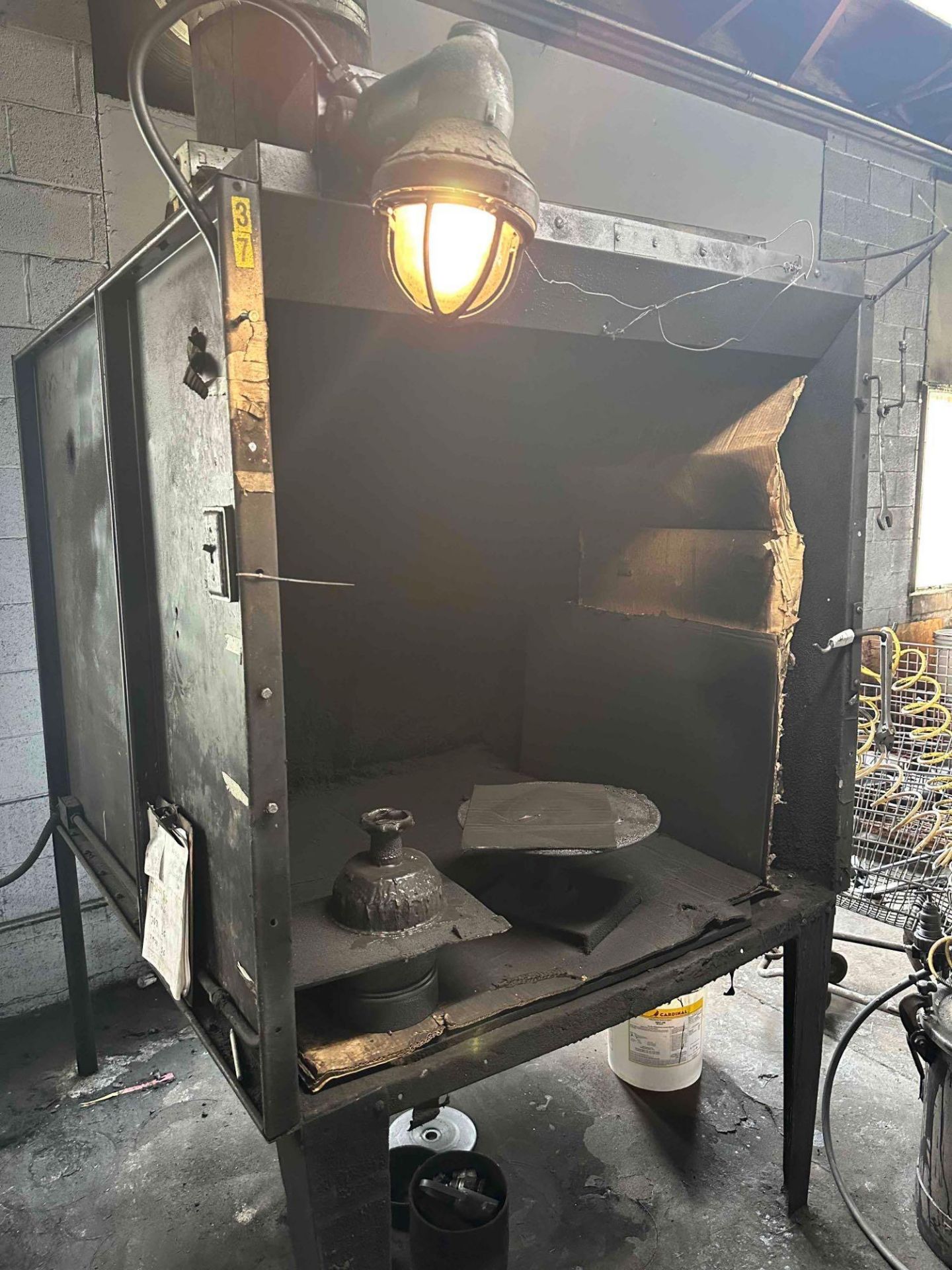 Paint Booth w/ Exhaust Fan - Bild 3 aus 4