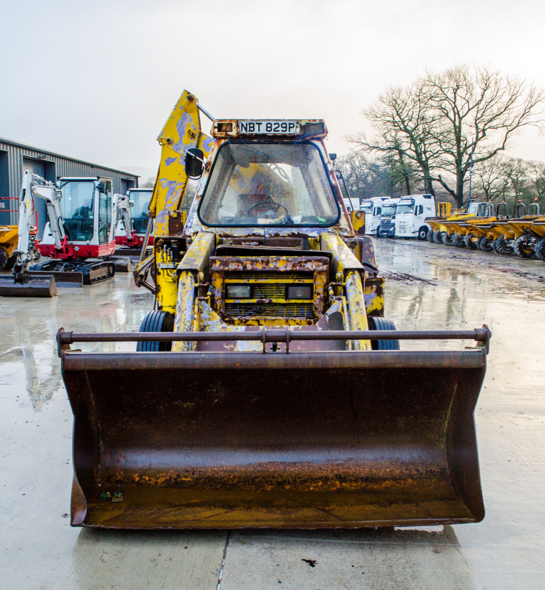 JCB 3C backhoe loader Year: 1975 S/N: 27295 Reg: NBT 829P Recorded Hours: 3855 - Image 5 of 21