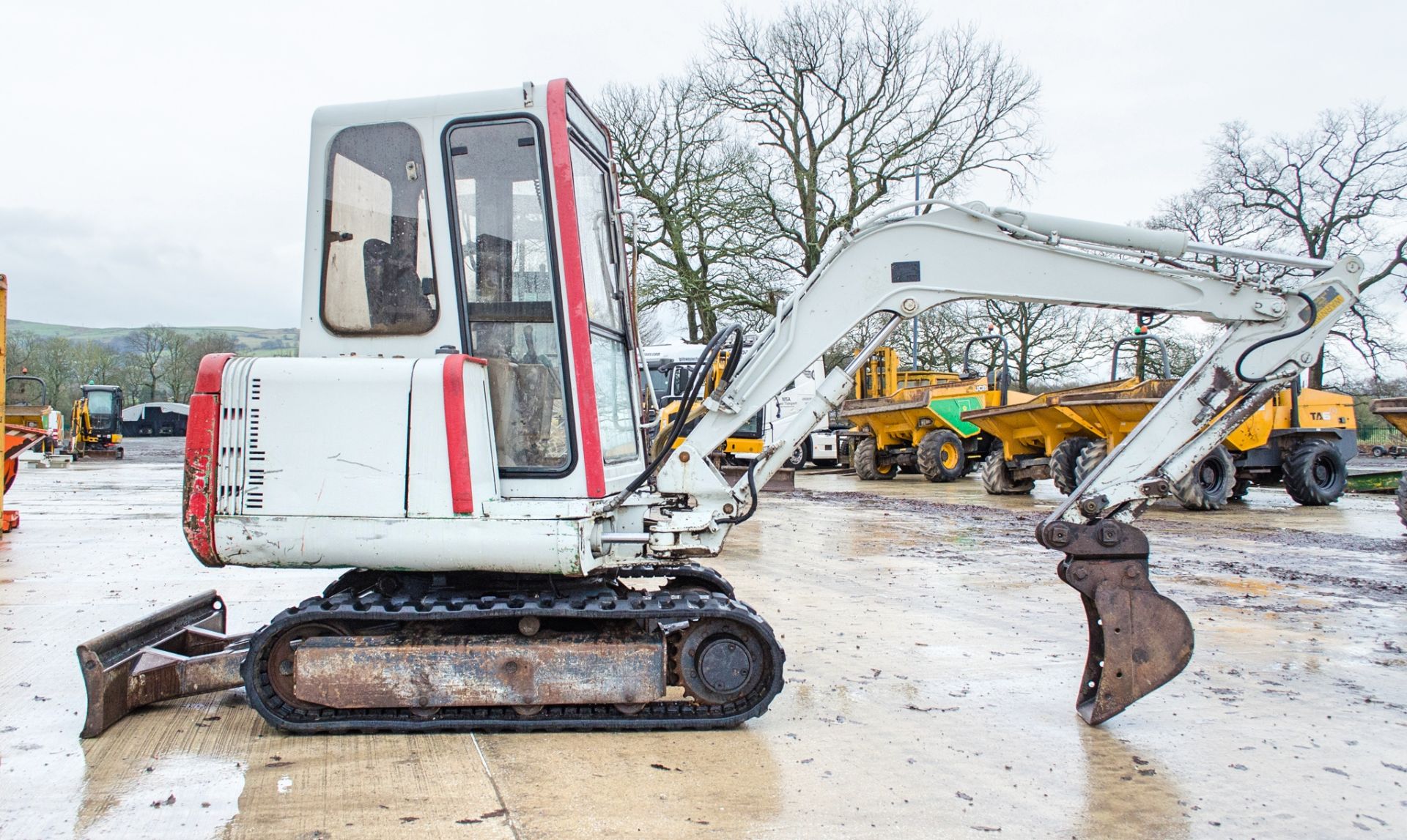 Takeuchi TB025 2.5 tonne rubber tracked mini excavator S/N: 1257305 Recorded Hours: 5849 blade, - Image 7 of 20