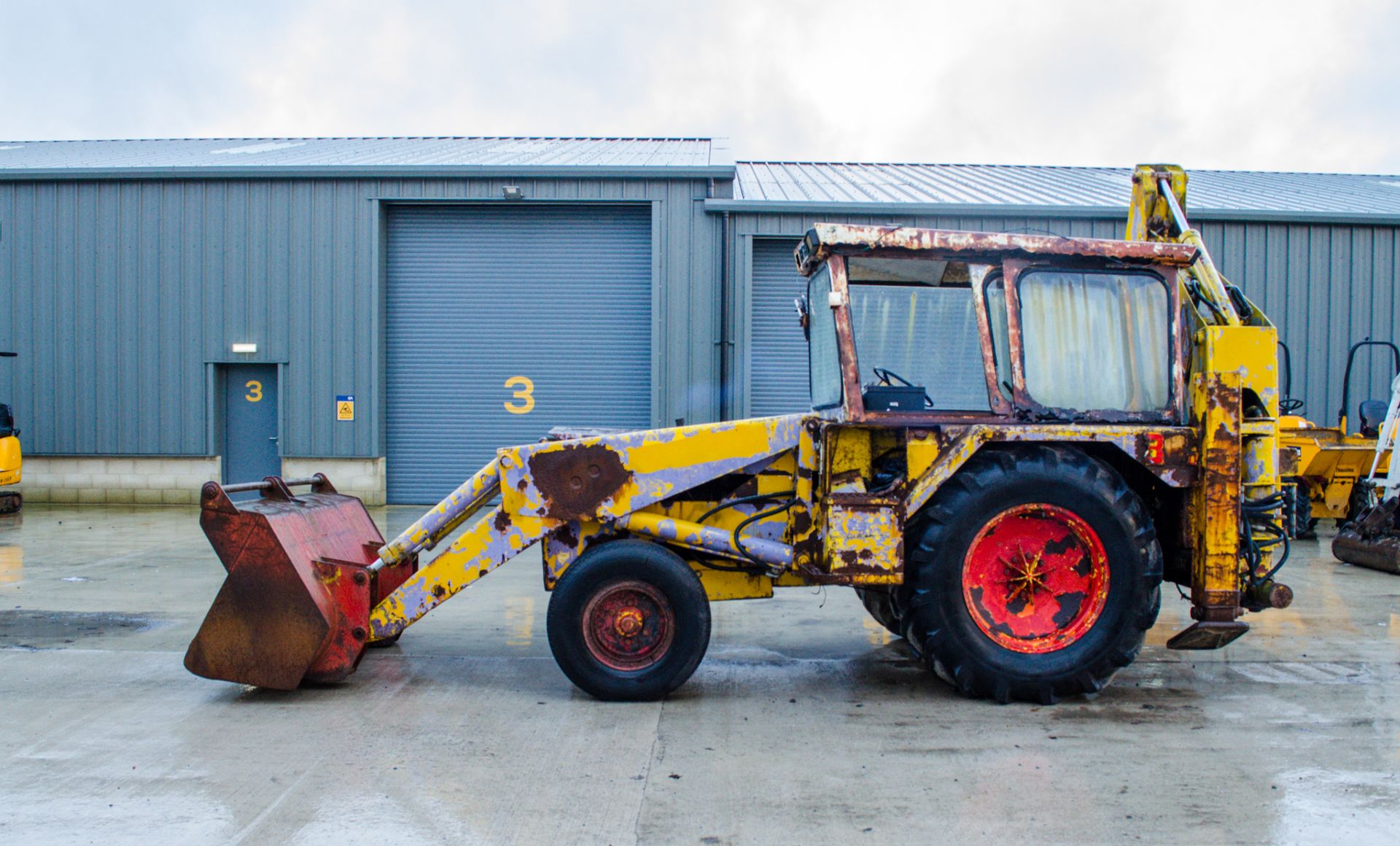 JCB 3C backhoe loader Year: 1975 S/N: 27295 Reg: NBT 829P Recorded Hours: 3855 - Image 8 of 21