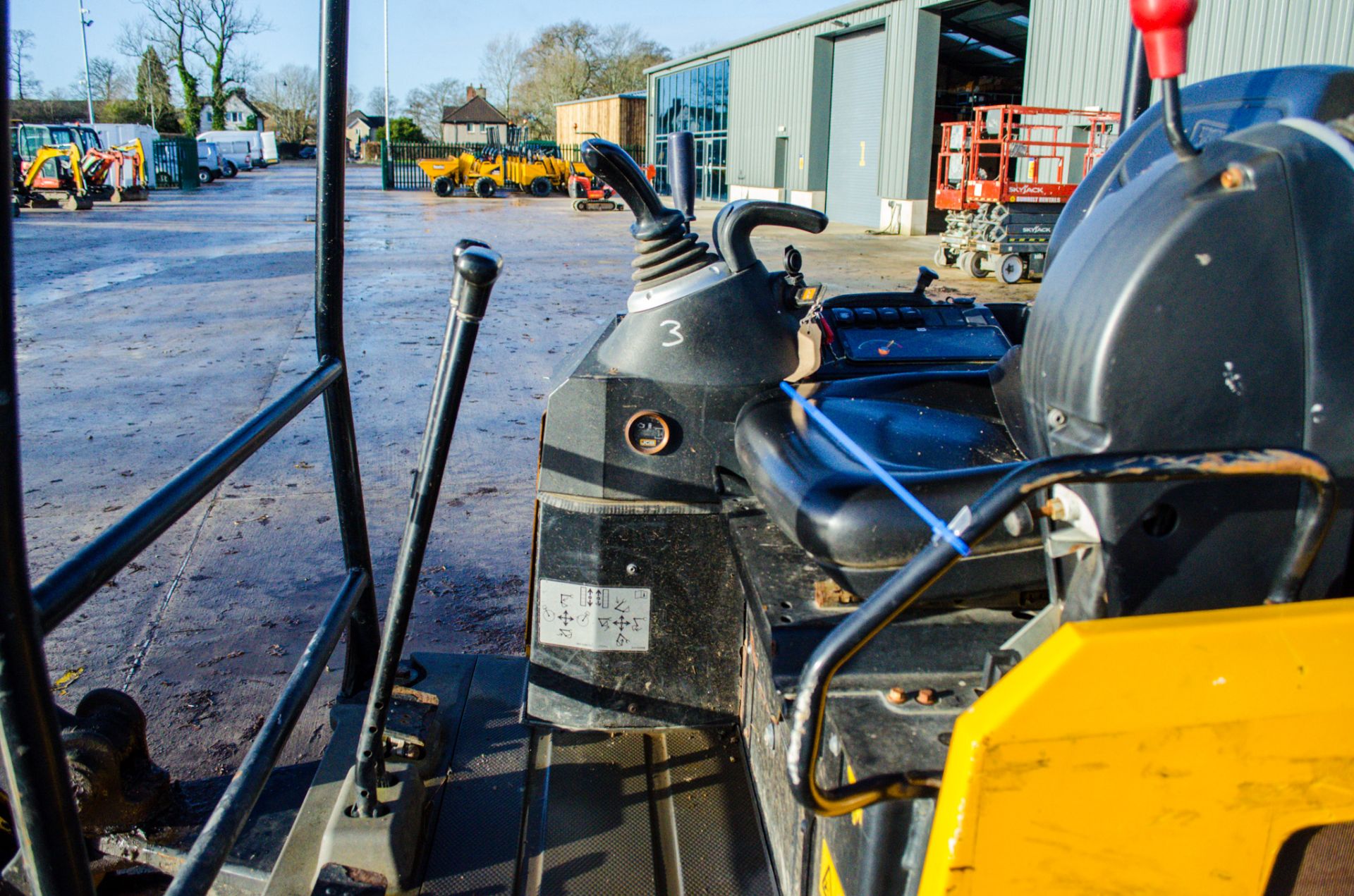 JCB 15C-2 1.5 tonne rubber tracked mini excavator Year: 2018 S/N: 2710038 Recorded Hours: 1221 - Image 19 of 22